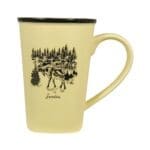 Elegant beige mugg med älg i landskap