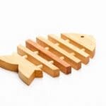 Fisk grytunderlägg i trä för kastruller och stekpannor.