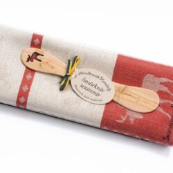 Presentset: Röd handduk med älg och smörkniv